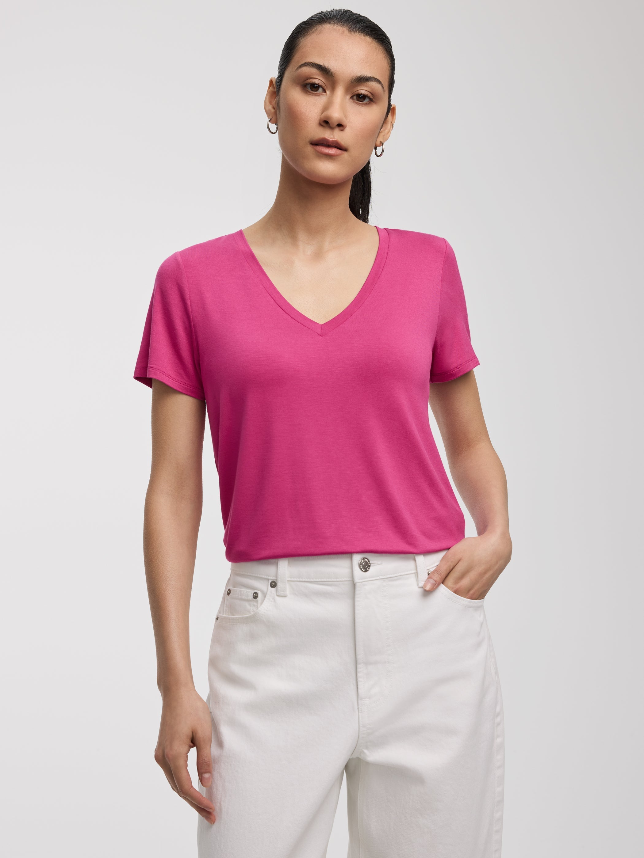 V-Neck Tee - R Essentials