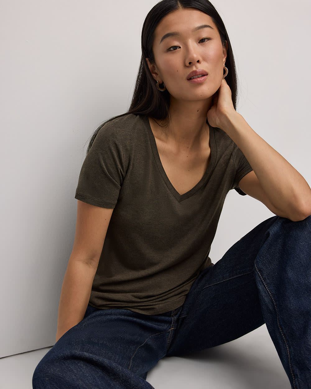 V-Neck Tee - R Essentials