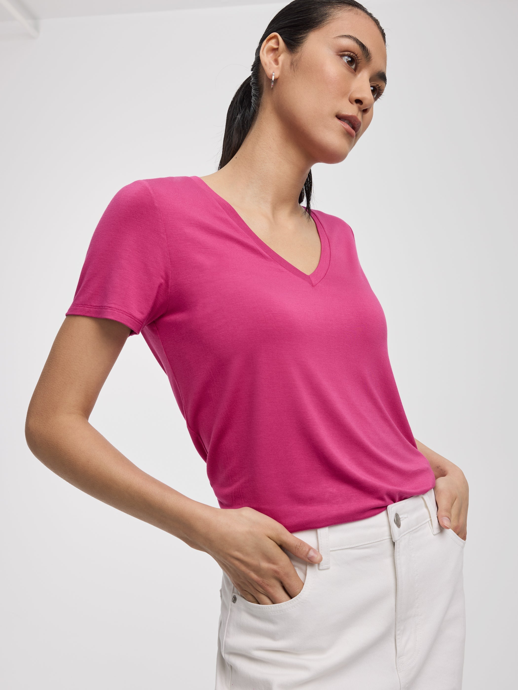 V-Neck Tee - R Essentials