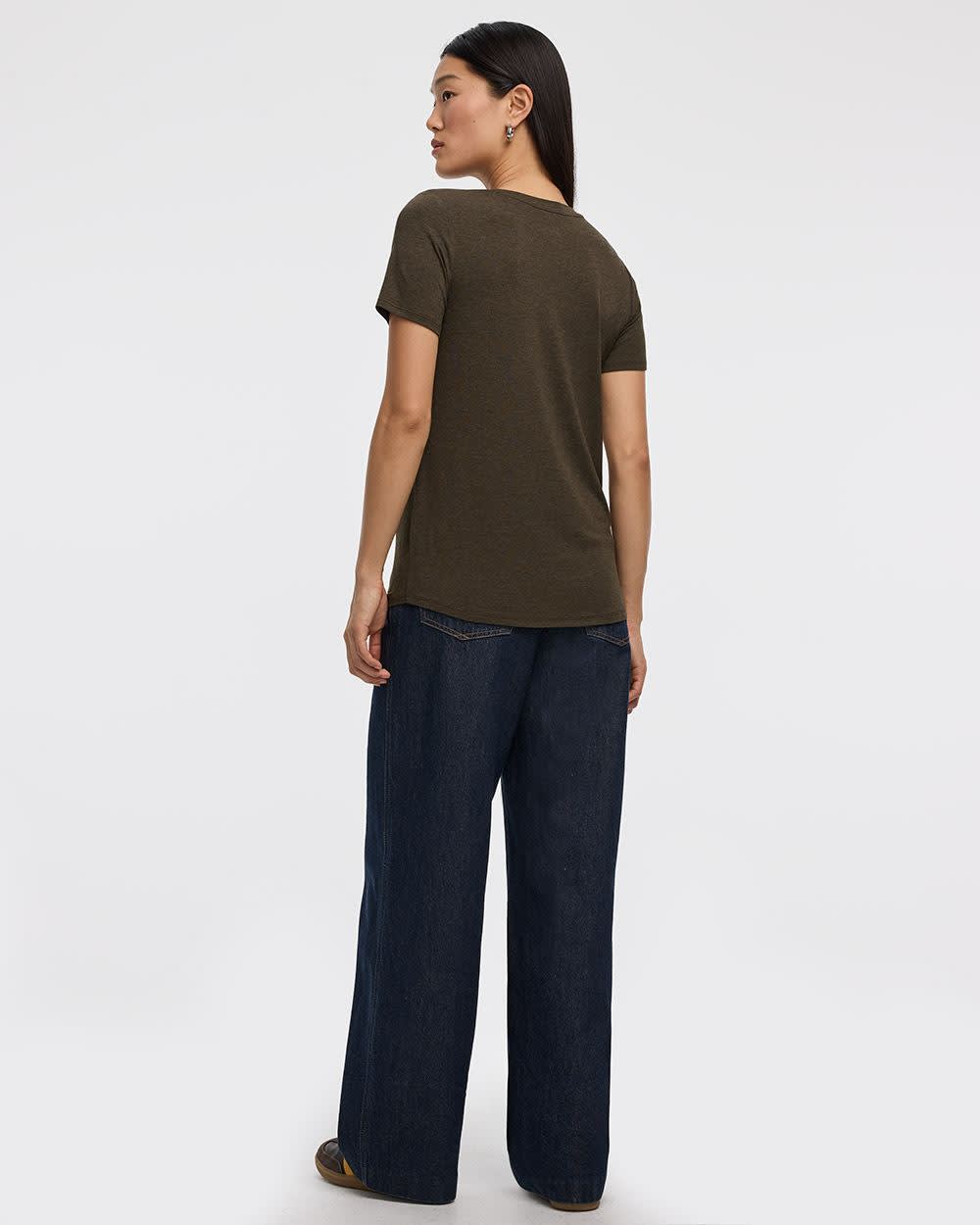 V-Neck Tee - R Essentials